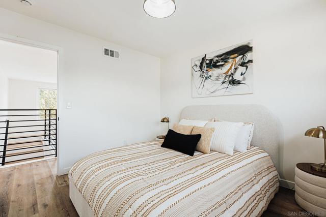 3624 Governor Dr, San Diego CA: https://media.crmls.org/mediaz/8df2d8ed-653b-445d-9c43-0c5e82250731.jpg