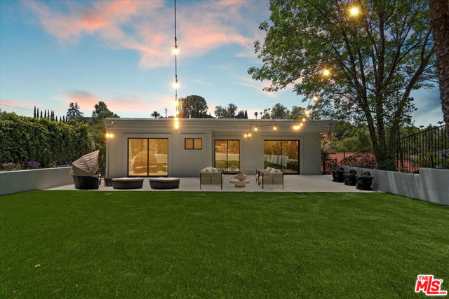 22960 Cass Avenue, Woodland Hills CA: https://media.crmls.org/mediaz/8df30b82-9afb-4ea6-b14a-d848e73cb062.jpg