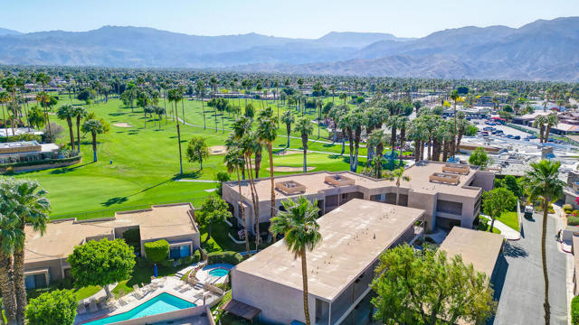 73879 Club Circle Dr, Palm Desert CA: https://media.crmls.org/mediaz/8df4759f-cd67-4e0f-b795-bd2be3f5d11a.jpg