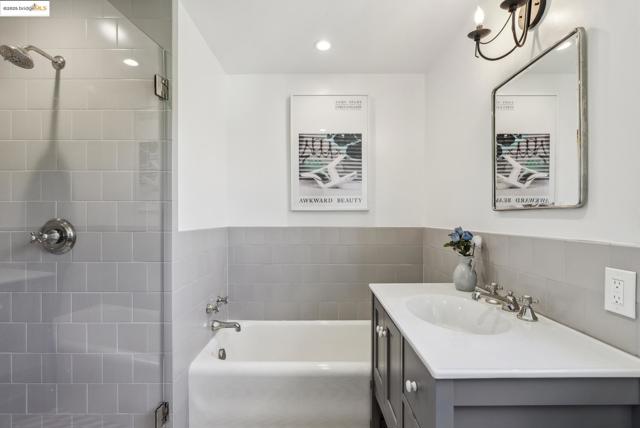 6801 Estates Dr, Oakland CA: https://media.crmls.org/mediaz/8df54706-a9f8-4370-9d14-abdb527d1c1a.jpg