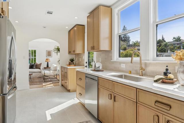 1129 WELLINGTON STREET, Oakland CA: https://media.crmls.org/mediaz/8df58633-107f-41de-8151-5210379aeb4f.jpg
