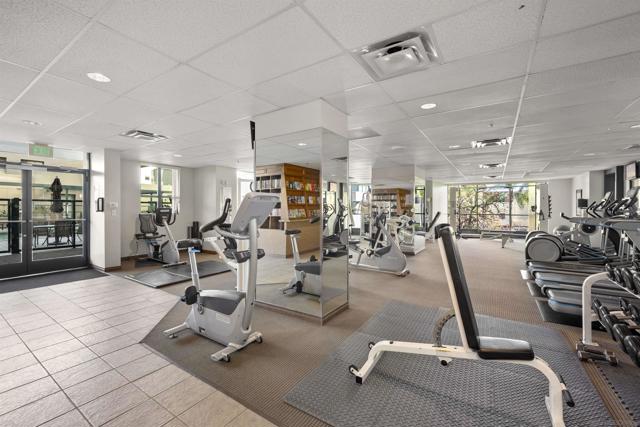 555 Front St, San Diego CA: https://media.crmls.org/mediaz/8df5b868-4c03-4fd7-8c55-d57fa08d582c.jpg