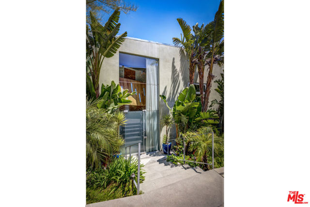 3813 Ronda Vista Place, Los Angeles CA: https://media.crmls.org/mediaz/8df5e854-bf86-4c12-8241-2009b110ecc3.jpg