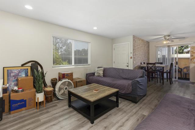 530 Calle Montecito, Oceanside CA: https://media.crmls.org/mediaz/8df6dffa-1369-4c65-9fc8-344bf392a8c4.jpg