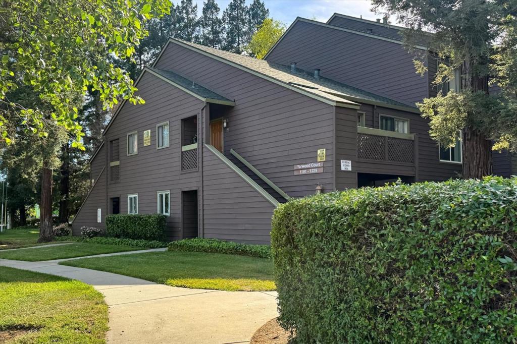 1195 Yarwood Court