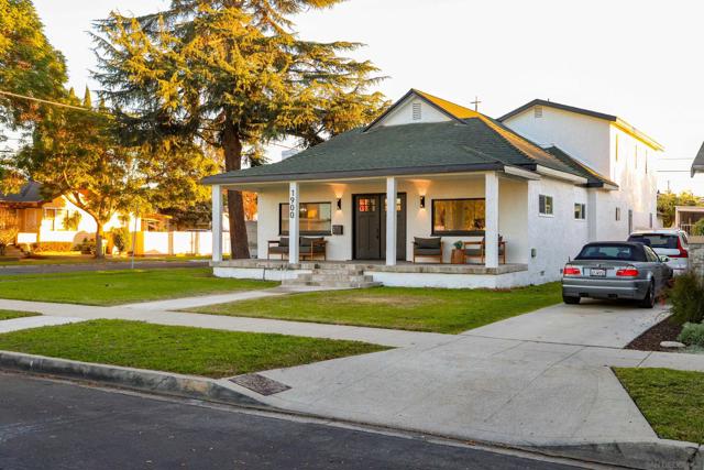 1900 W 41St St, Los Angeles CA: https://media.crmls.org/mediaz/8df9911f-62fb-4d6b-8fe9-3667f1ec6bfd.jpg