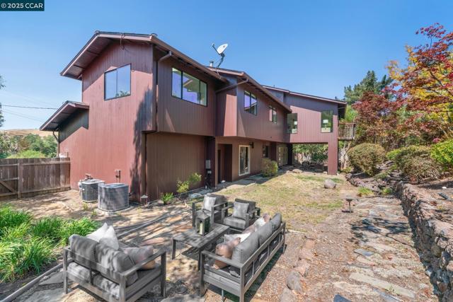 127 Devin Dr, Moraga CA: https://media.crmls.org/mediaz/8dfa8b0d-5fb3-4f8e-b33c-4badddcee763.jpg