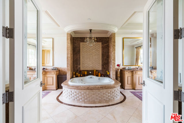 727 N Alta Drive, Beverly Hills CA: https://media.crmls.org/mediaz/8dfb0887-c91d-4ebf-9df6-02d295462233.jpg