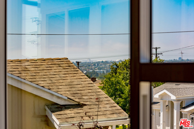 5412 S HOLT Avenue, Los Angeles CA: https://media.crmls.org/mediaz/8dfb6781-df62-45f5-bf17-b9a7119068a8.jpg