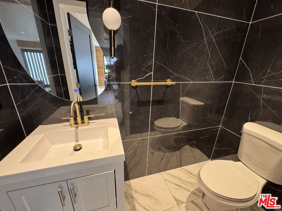 https://media.crmls.org/mediaz/8dfb9981-830c-4b55-92b1-40d7187a5250.jpg?preset=X-Large