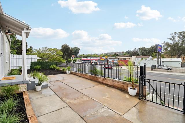7282 University Ave, La Mesa CA: https://media.crmls.org/mediaz/8dfb9fcf-664b-4edf-b3a9-8dbc5a4a0f18.jpg