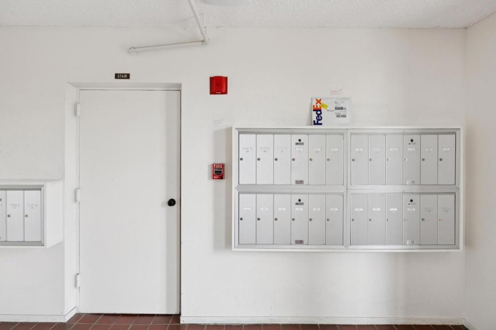 https://media.crmls.org/mediaz/8dfcb4ea-d896-4e44-90dd-b129f77c473a.jpg?preset=X-Large