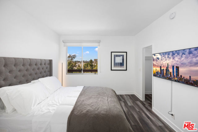 321 S San Vicente Boulevard, Los Angeles CA: https://media.crmls.org/mediaz/8dfcb735-7940-4e95-a362-ffffeab40961.jpg