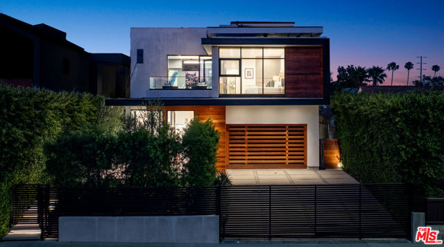 818 N Curson Avenue, Los Angeles CA: https://media.crmls.org/mediaz/8dfd4792-0c72-46a7-b266-9f2edc16f05a.jpg