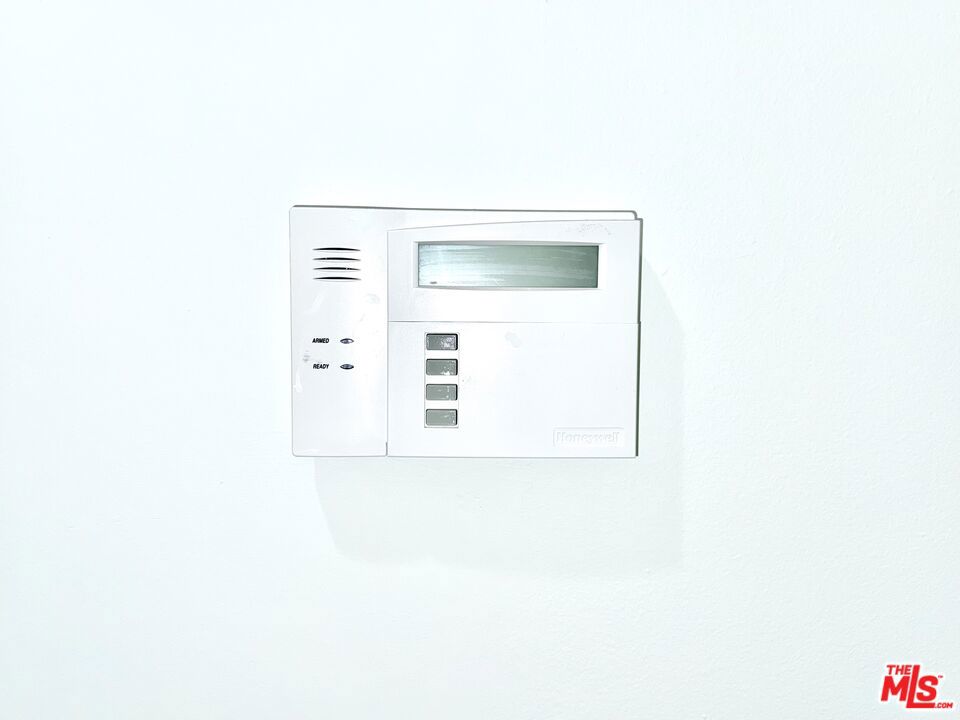 https://media.crmls.org/mediaz/8dfd7e31-0966-4bba-8928-56babdce146f.jpg?preset=X-Large