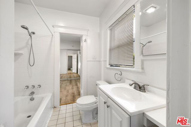 852 Venezia Avenue photo 4