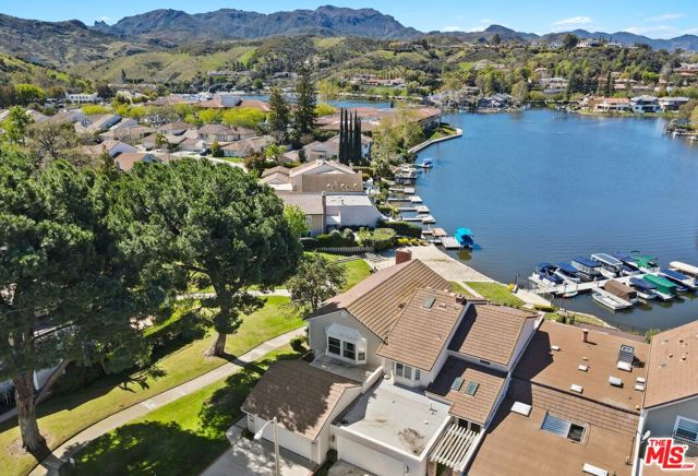 32134 Beachlake Lane, Westlake Village CA: https://media.crmls.org/mediaz/8dff852e-9ebb-4c4f-913c-d1ad582f2576.jpg