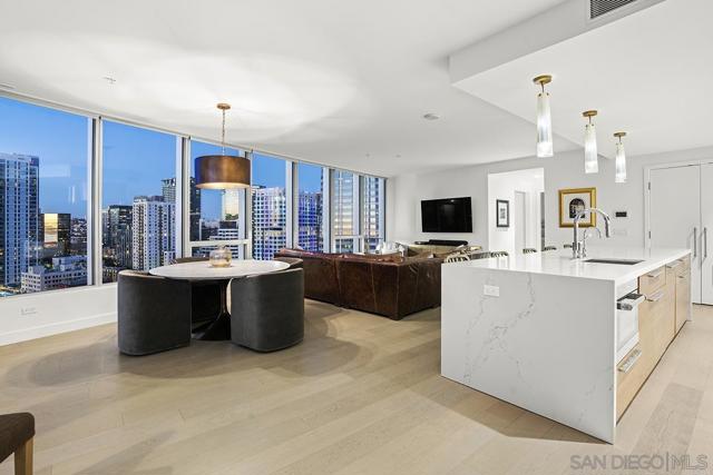 888 W E Street, San Diego CA: https://media.crmls.org/mediaz/8dfff7bf-33d7-4ece-8e58-2f407aca2605.jpg
