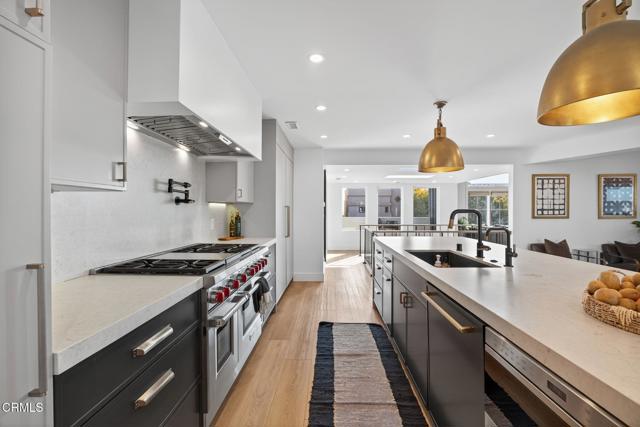 3256 Ocean Drive, Oxnard CA: https://media.crmls.org/mediaz/8e00c388-cb22-4ac0-86bc-df7b08deb586.jpg