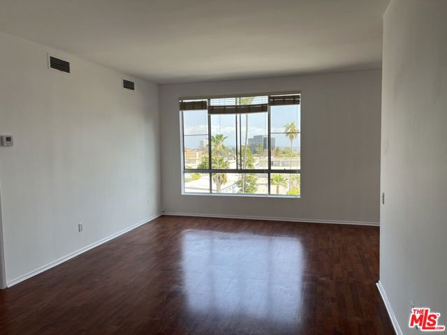 622 S Barrington Avenue, Los Angeles CA: https://media.crmls.org/mediaz/8e00f5a7-4d1e-4bf2-b572-a69e6c6f6897.jpg