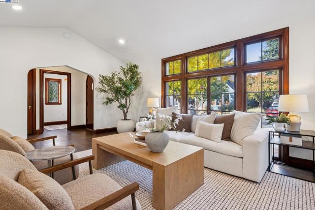 1728 Cambridge Dr, Alameda CA: https://media.crmls.org/mediaz/8e011d21-d598-40d8-8b0e-681ab0c9b337.jpg