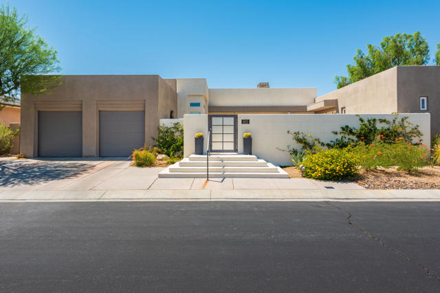 1615 Savvy Court, Palm Springs CA: https://media.crmls.org/mediaz/8e01b01e-5e9b-46a1-8480-95cbd361c37e.jpg