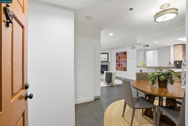 2560 Oak Rd, Walnut Creek CA: https://media.crmls.org/mediaz/8e01bf53-028a-4014-b313-aad291e62629.jpg