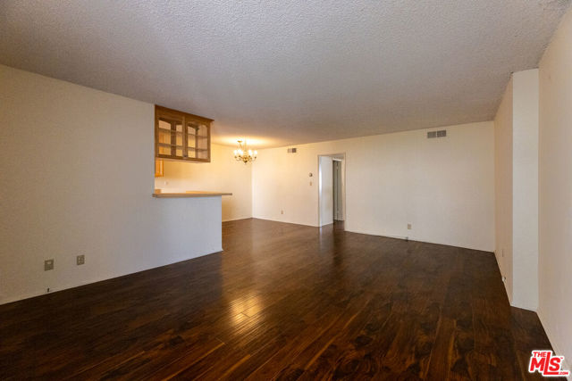 5330 Zelzah Avenue, Encino CA: https://media.crmls.org/mediaz/8e02168b-b78a-4884-abbb-1997531a951e.jpg