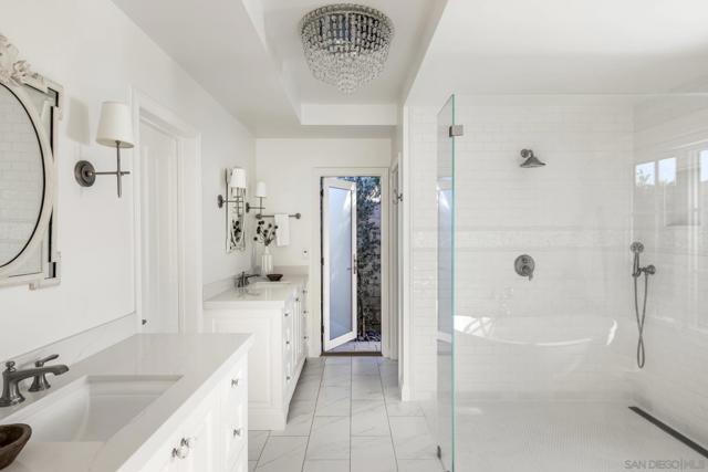 1879 Tahiti Drive, Costa Mesa CA: https://media.crmls.org/mediaz/8e02a5c9-6efd-409b-8b5c-ae0357941491.jpg