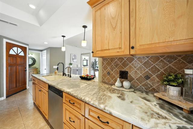 Detail Gallery Image 4 of 24 For 6984 Sandpiper Pl, Carlsbad,  CA 92009 - 2 Beds | 2 Baths