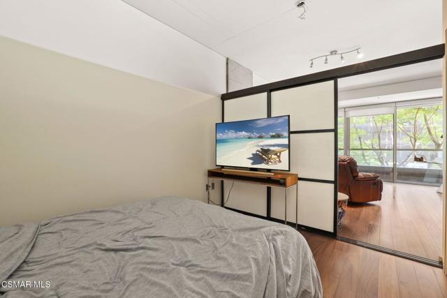 1155 S Grand Avenue, Los Angeles CA: https://media.crmls.org/mediaz/8e0352ec-aa84-445c-9c8d-2a76ff18e601.jpg