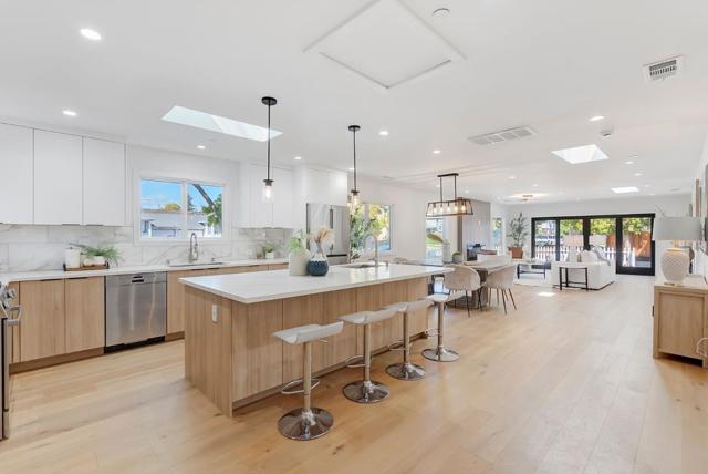 827 S Idaho Street, San Mateo CA: https://media.crmls.org/mediaz/8e06900e-cc60-448a-b460-a5470743e715.jpg