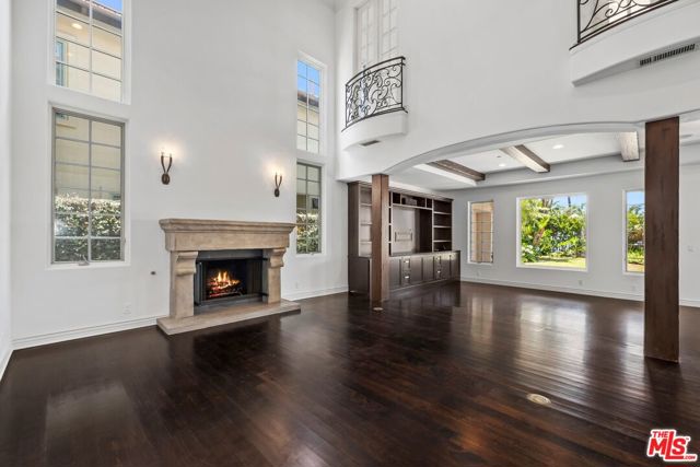 16718 Via Pacifica, Pacific Palisades CA: https://media.crmls.org/mediaz/8e07805e-3e53-4769-a06b-13d91cb7ac1a.jpg
