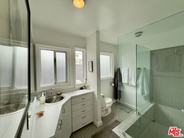 2714 4th Street, Santa Monica CA: https://media.crmls.org/mediaz/8e07ebbe-4dab-413e-9d54-6dfca86b7b12.jpg