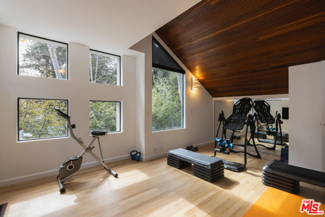 720 Brooktree Road, Los Angeles CA: https://media.crmls.org/mediaz/8e080d2a-b9f4-4077-afe4-93340aca6ba3.jpg