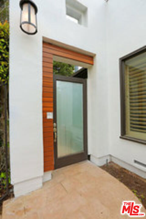 8049 Briar Summit Drive, Los Angeles CA: https://media.crmls.org/mediaz/8e087afd-3ee3-412d-8ae7-f1784bb86a9c.jpg