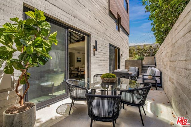 919 1/2 Hilldale Avenue, West Hollywood CA: https://media.crmls.org/mediaz/8e096cfa-7e93-4383-adb4-f3c20eaa073a.jpg