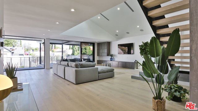 842 S Ogden Drive, Los Angeles CA: https://media.crmls.org/mediaz/8e0b2954-8063-4ed5-b61c-226bcef45bf2.jpg