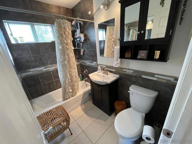1918 Carmelina Dr, San Diego CA: https://media.crmls.org/mediaz/8e0b2d85-c799-4b7b-881e-368b77422bb8.jpg