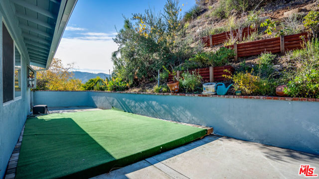 9631 CRYSTAL VIEW Drive, Tujunga CA: https://media.crmls.org/mediaz/8e0b8386-f320-4ab8-98c9-12aaeb318fed.jpg