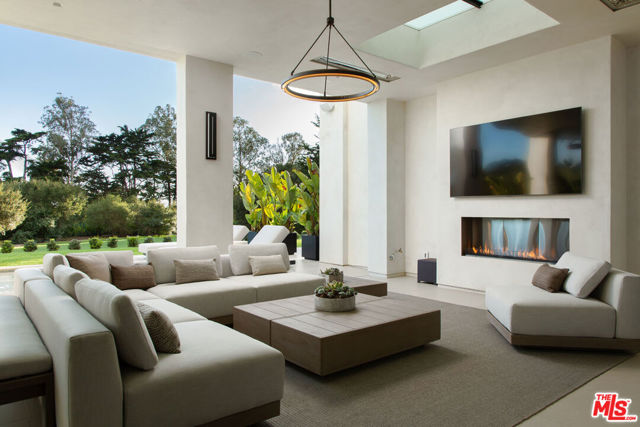 1437 S Jameson Lane, Montecito CA: https://media.crmls.org/mediaz/8e0be8fe-ba16-49ce-8c26-31b35b08c784.jpg