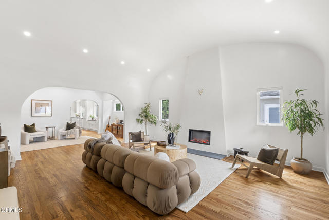 4160 Madison Avenue, Culver City CA: https://media.crmls.org/mediaz/8e0c13b8-3da3-42c4-bc06-c88a8ca4ddc5.jpg