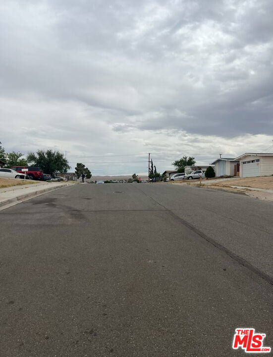 550 Frances Drive, Barstow CA: https://media.crmls.org/mediaz/8e0d7895-0bea-43d5-99e4-5a5c376919ea.jpg