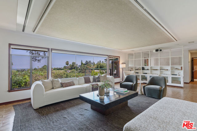 13451 Cheltenham Drive, Sherman Oaks CA: https://media.crmls.org/mediaz/8e0d7dd4-46d3-407e-a4c8-af7267a91163.jpg