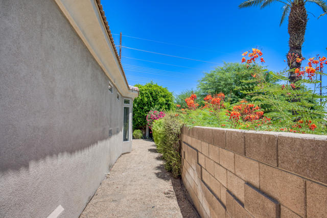44010 Royal Troon Drive Drive, Indio CA: https://media.crmls.org/mediaz/8e0fd8b2-3ca4-49ac-8e76-9c1ef6c6bd41.jpg