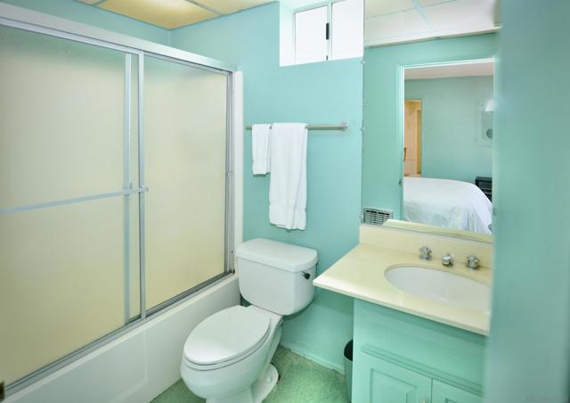 8294 Prestwick Dr, La Jolla CA: https://media.crmls.org/mediaz/8e10911c-39cc-4786-90b4-359e0dac1794.jpg