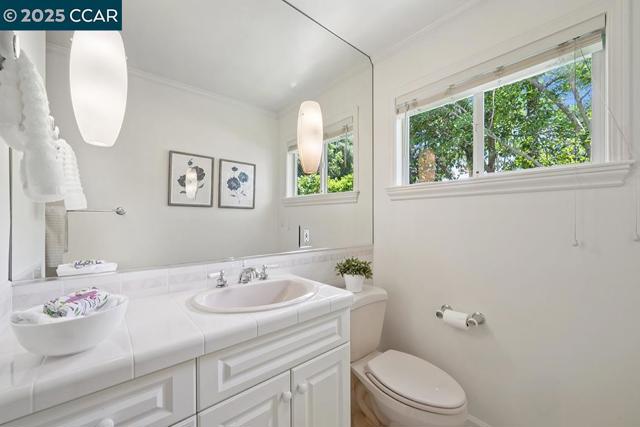 4 Harold Dr, Moraga CA: https://media.crmls.org/mediaz/8e113250-28d9-48f4-96ca-03ef95868a4e.jpg