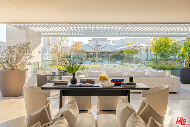 9200 Wilshire Blvd, Beverly Hills CA: https://media.crmls.org/mediaz/8e122a5b-7dc4-48d1-a1d0-1be8673c7ee3.jpg