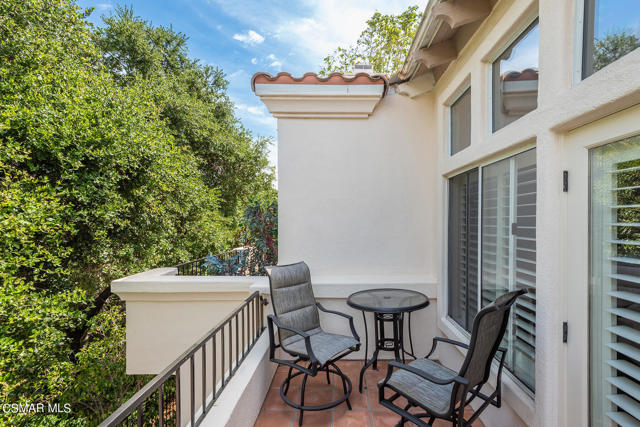 1025 Sunset Oak Circle, Newbury Park CA: https://media.crmls.org/mediaz/8e12f439-9342-4f6c-87c1-f819d999056b.jpg