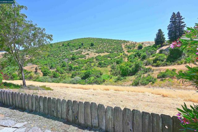 594 Morning Glory Dr, Benicia CA: https://media.crmls.org/mediaz/8e13778b-6c06-4874-a0ff-bc3b6c0be2f6.jpg